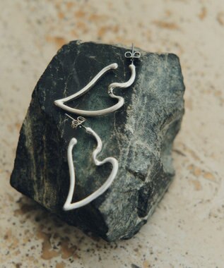 YECCA VECCA ハートラインピアス