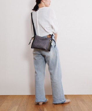 ACE BAGS & LUGGAGE HAyU × ace.  ユッカ ショルダーバッグ 17831 チャコール（ネコヘッド柄）