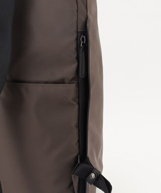 Y'SACCS 【CORDURA×リサイクルレザー】ラウンドフラップリュック カーキ