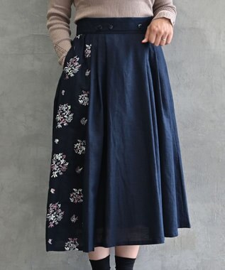 muuc 〈コットン×リネン〉〈高品質なドライタッチ生地〉〈遠州織物の工場で織られた上質な生地〉野小花刺繍 ウエスト後ろゴムあり 裏地あり ギャザースカート ネイビー