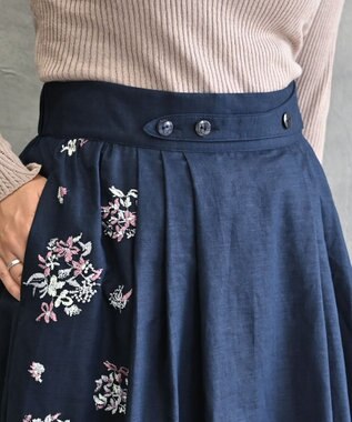 muuc 〈コットン×リネン〉〈高品質なドライタッチ生地〉〈遠州織物の工場で織られた上質な生地〉野小花刺繍 ウエスト後ろゴムあり 裏地あり ギャザースカート ネイビー
