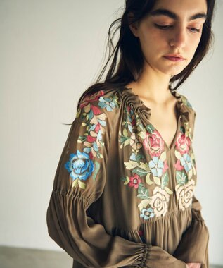 GRACE CONTINENTAL フラワー刺繍ギャザートップ カーキ