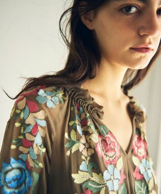 GRACE CONTINENTAL フラワー刺繍ギャザートップ カーキ