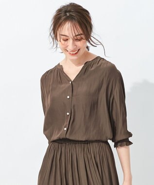 自由区 【WEB限定/セットアップ着用可/洗える】ブライトサテンライト Vネックブラウス ダークブラウン系