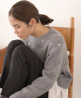 組曲 【WEB限定】モヘヤブレンド ビジューライク刺繍ニット ライトグレー系