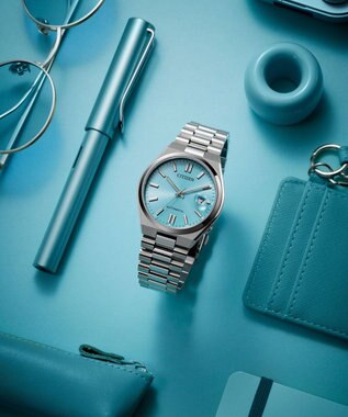 CITIZEN 【“TSUYOSA”Collection】スポーティなケース形状と腕なじみの良い3列バンドで付け心地の良さにもこだわったメカニカルウオッチ ブルー