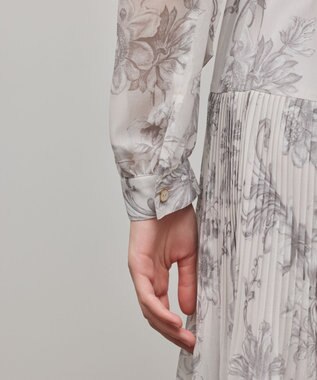 GRACE CONTINENTAL 【オンラインストア・梅田阪急店限定】フラワープリントプリーツワンピース グレー