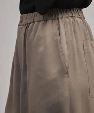 GRACE CONTINENTAL マットサテンバレルパンツ カーキ