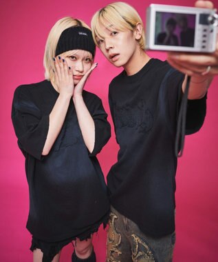  【ユニセックス着用ITEM】ダメージアップリケグラフィックT（SS）