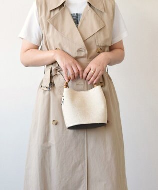 INTER-CHAUSSURES 【LORISTELLA】バンブーハンドルラフィアバケットバッグ アイボリー雑材