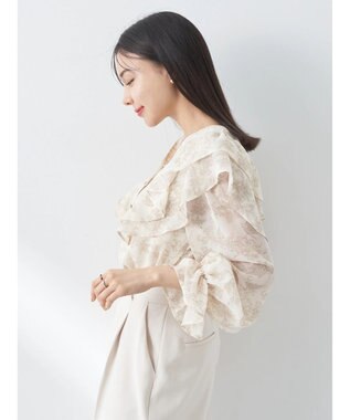 earth music&ecology 花柄ラッフルブラウス Ivory