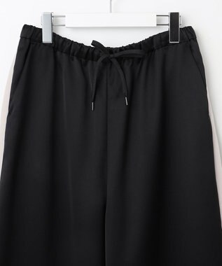 23区 【SLOW/一部店舗限定】ブライトサテン ライン パンツ ブラック系