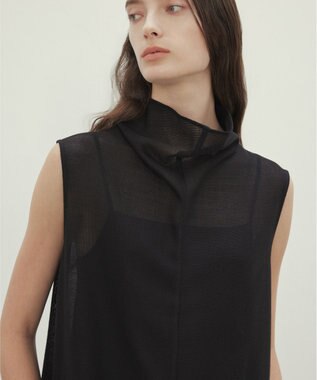 BEIGE， 【洗える・吸水速乾・防シワ・eclat 7・8月号掲載】LIATRIS / オフタートルノースリーブワンピース Black