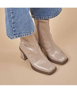 MODE ET JACOMO <carino>【レイン対応】スクエアトゥブロックヒールブーツ ベージュエナメル