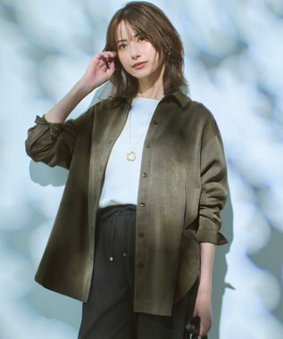 23区 L 【見上愛さん着用/Oggi10月号掲載/洗える】スエーディーサテン シャツ カーキ系