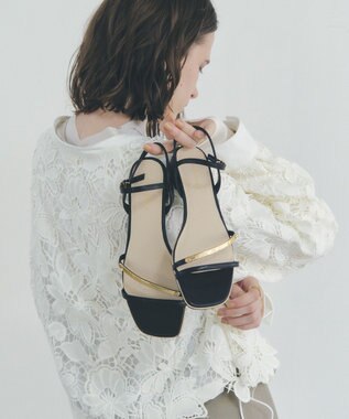 YECCA VECCA ゴールドバーサンダル