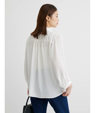 Green Parks 袖プリーツ衿付きブラウス Off White