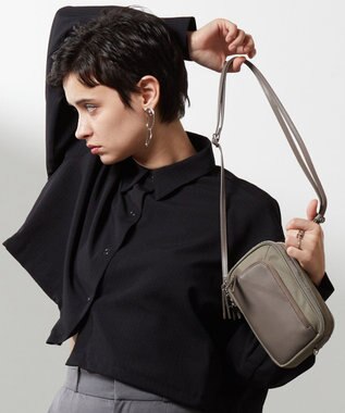 Y'SACCS ナイロン×リサイクルレザー　コンビマルチポシェット グレージュ