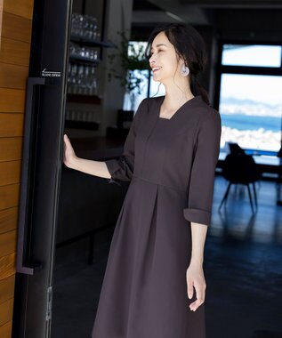 Tiaclasse 【洗える】裾に向かってエレガントに広がる美光沢フレアワンピース チャコールグレー