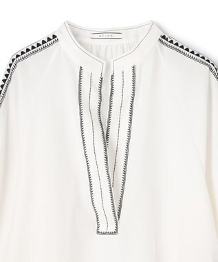 BEIGE， AXI / 刺繍ステッチ ドルマンスタンドブラウス Ecru