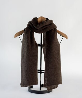 AND WOOL 〈上質な素材と手仕事から生まれた優しいニット〉ヤクの糸を編んだ細巾ストール