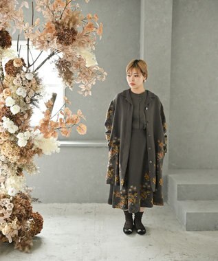 muuc 〈通年着られる心地よいリネンウール〉フクシアの花刺繍 シェルボタン使用 裏地有り テーラードカラー比翼仕立てコート チャコールグレー