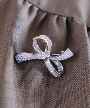 Tiaclasse   リボンモチーフブローチ シルバー