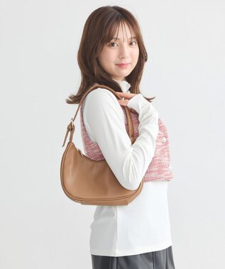 earth music&ecology ハーフムーンアジャスタブルバッグ Camel