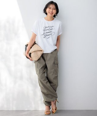 23区 【井波麻里衣さんコラボ】カリグラフィー プリント Tシャツ オフ×ブラック