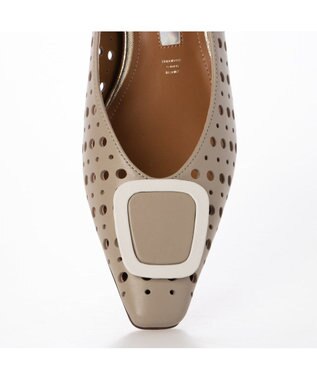 MODE ET JACOMO <MODE ET JACOMO>バックルモチーフパンチングパンプス オークコンビ