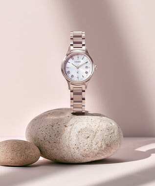 CITIZEN 【クロスシー】肌を美しくみせる「サクラピンク/R」が上品に輝くhikari collection　光発電エコ・ドライブ電波時計 サクラ色