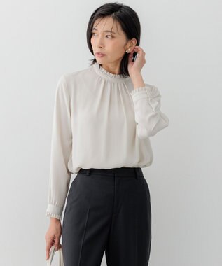 23区 S 【吸水速乾/UVケア/防シワ性】バックサテンアムンゼン スタンドフリル ブラウス ベージュ系