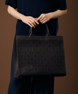 【カタログ掲載・巾着袋付き・A4サイズ収納可】パンチングレース トート