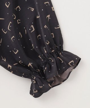 自由区 L 【カタログ掲載・WEB&一部店舗限定・セットアップ対応・洗える】セミブライトサテン ブラウス ネイビープリント