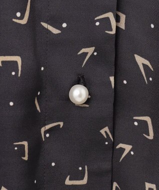 自由区 L 【カタログ掲載・WEB&一部店舗限定・セットアップ対応・洗える】セミブライトサテン ブラウス ネイビープリント