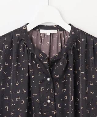 自由区 L 【カタログ掲載・WEB&一部店舗限定・セットアップ対応・洗える】セミブライトサテン ブラウス ネイビープリント