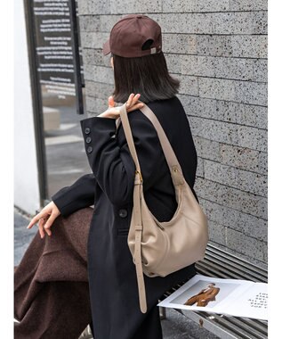 style code 【ペットボトル収納可能】[Lyrss/リルス] 牛革 ショルダーバッグ グレージュ