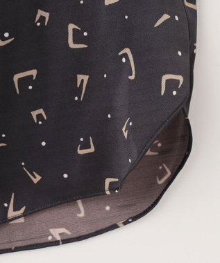 自由区 L 【カタログ掲載・WEB&一部店舗限定・セットアップ対応・洗える】セミブライトサテン ブラウス ネイビープリント