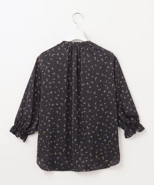 自由区 L 【カタログ掲載・WEB&一部店舗限定・セットアップ対応・洗える】セミブライトサテン ブラウス ネイビープリント