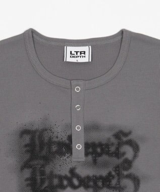 WEGO 【ユニセックス着用ITEM】グラフィックヘンリーネックT（SS） グレー