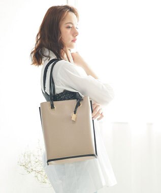 style code 【MERCURYDUO/マーキュリーデュオ】メタルアイレット　縦長トートバッグ 推し活ラージバッグ 縦長ショルダーバッグ ベージュ