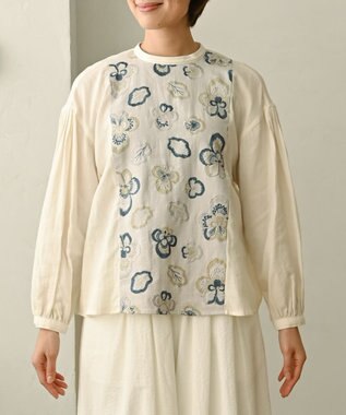muuc 〈遠州織物の工場で織られた上質なコットン生地〉ビオラ刺繍切り替え ボリューム袖 プルオーバーブラウス オフホワイト