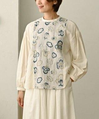 muuc 〈遠州織物の工場で織られた上質なコットン生地〉ビオラ刺繍切り替え ボリューム袖 プルオーバーブラウス オフホワイト