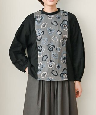 muuc 〈遠州織物の工場で織られた上質なコットン生地〉ビオラ刺繍切り替え ボリューム袖 プルオーバーブラウス ブラック