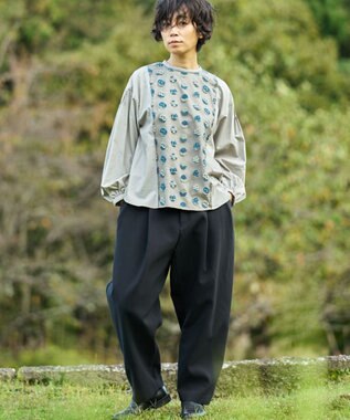 muuc 〈遠州織物の工場で織られた上質なコットン生地〉あじさい小花柄刺繍切り替え ボリューム袖 プルオーバーブラウス グレー