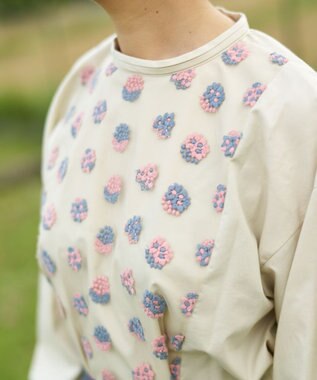 muuc 〈遠州織物の工場で織られた上質なコットン生地〉あじさい小花柄刺繍切り替え ボリューム袖 プルオーバーブラウス ベージュ