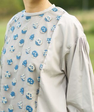 muuc 〈遠州織物の工場で織られた上質なコットン生地〉あじさい小花柄刺繍切り替え ボリューム袖 プルオーバーブラウス グレー