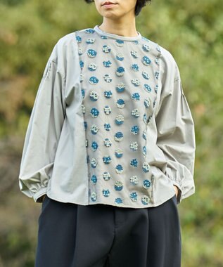 muuc 〈遠州織物の工場で織られた上質なコットン生地〉あじさい小花柄刺繍切り替え ボリューム袖 プルオーバーブラウス