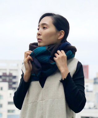 軽く・しっとり・あたたかい。2025年選びたいストール | ONWARD