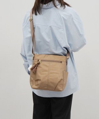 ACE BAGS & LUGGAGE kanana project collection タッセル-e ショルダーバッグ 縦 68871 ベージュ
